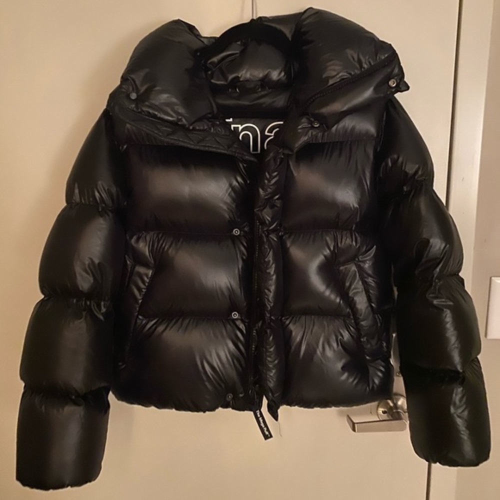 Aritzia Super Puff Shorty in Glossy Black